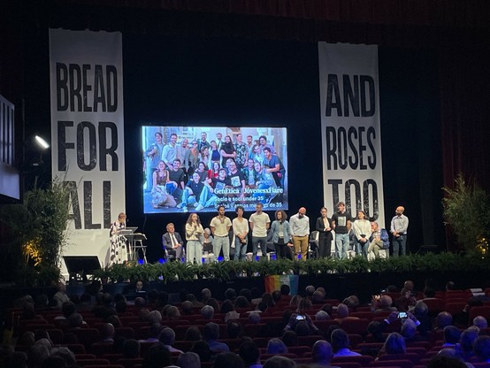 Le persone di GenEtica intervengono sul palco durante l’assemblea.