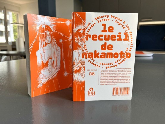 Avec Léa Deneuville, du duo @gallus@mamot.fr , nous avons écrit « Chronique d'un crevard », une nouvelle d'anticipation qui a plu à @pvheditions@lire.im , à tel point qu'elle a intégré « le recueil de nakamoto » qui sort le 22 mai prochain. Il est néanmoins déjà possible de le commander sur le site Internet de @pvheditions@lire.im .

À vos ordis... prêtes et prêts ? Commandez et lisez ! 💻 📖 🙂 

#lecture #vendredilecture #littérature #écriture #photo #art #bibliothèque #mastoart #anticipation #livre #actualité #bitcoin
