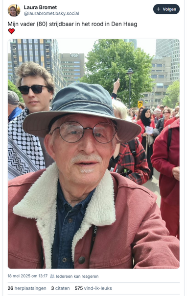 screenshot van post van kamerlid Laura Bromet (Tweede Kamer - Groen Links-PvdA) op Bluesky:  [met foto van haar vader, Frans Bromet, gekleed in een rood jack en hoed op zijn hoofd, demonstrerend in Den Haag en samen met 100.000 anderen de rode lijn vormend) 

‪@laurabromet.bsky.social‬
Mijn vader (80) strijdbaar in het rood in Den Haag 
❤️