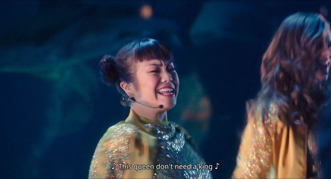 Une femme qui chante une chanson. Les paroles de cet instant : « This queen don't need a king! »