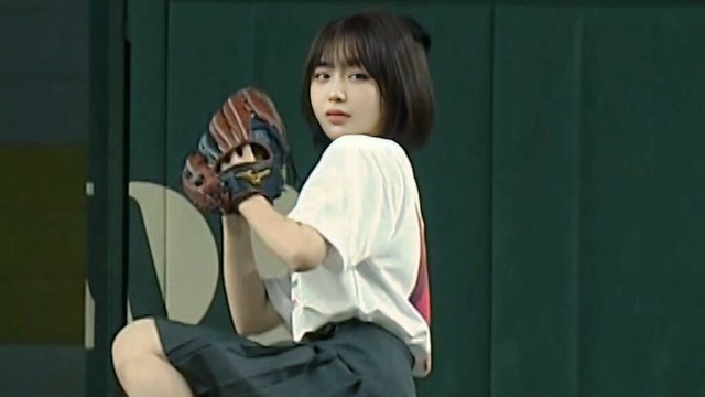 なえなの、ミニスカから覗く脚線美に視線集中…！【セレモニアルピッチ】
