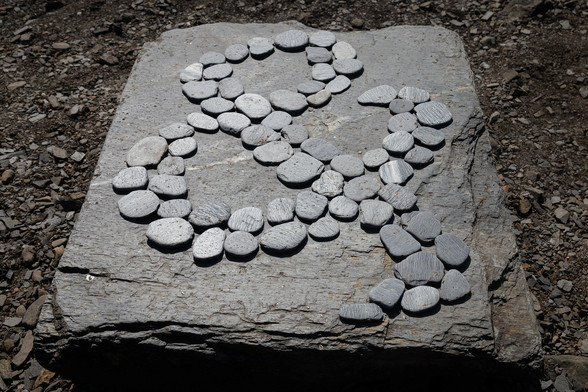 An ampersand on a big square rock.