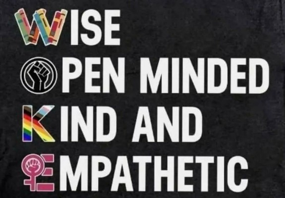 Das Wort WOKE untereinander geschrieben, die einzelnen Buchstaben bilden Wörter:
WISE
OPEN MINDED
KIND AND
EMPATHETIC
Die Anfangsbuchstaben sind bunt, das O von open mindet ist eine geballte Faust, das K von kind hat die Farben der vollständigen Pride Flagge und das E ist pink und ein Venusspiegel ist eingearbeitet.