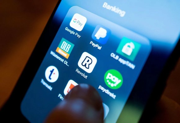 Finanzbranche - Neobank Revolut investiert über eine Milliarde in Frankreich - Wirtschaft