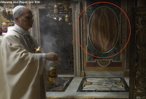 Screenshot der Amtseinführung vom neuen Papst. im Hintergrund ist eine Wandmalerei im Petersdom zu sehen, dass stark an eine Vulva erinnert.