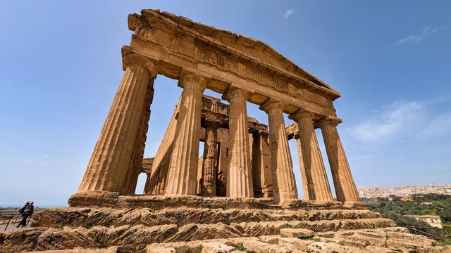 La facciata di tempio greco nella valle dei templi, Agrigento.