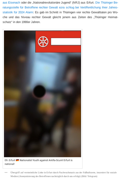 Man sieht ein stark verpixeltes Bild, auf jemand augenscheinlich eine mit schwarzem Kreis nachträglich anonymisierte Person im Dunkeln vor einer Bushaltestelle schlägt. Oben ist ein Wappen der Stadt Erfurt zu sehen. Unten steht neben einer Deutschlandflagge: "Erfurt Nationalist Youth against Antifa-Scum! Erfurt is national!". Bildunterschrift: "Übergriff auf vermeintliche Linke in Erfurt durch Nachwuchsnazis aus der Fußballszene, inszeniert für soziale Medien (Anonymisierung des Betroffenen nachträglich durch uns erfolgt) (Bild: Telegram) "