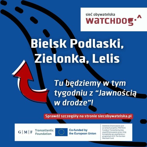 Niebieska grafika z czarnym motywem drogi i czerwoną strzałką skierowaną w górę. W centralnej części tekst: „Bielsk Podlaski, Zielonka, Lelis – tu będziemy w tym tygodniu z ‘'Jawnością w drodze’!”. W prawym górnym rogu logo Sieci Obywatelskiej Watchdog Polska. Na dole czerwony przycisk z napisem „Sprawdź szczegóły na stronie siecobywatelska.pl” oraz logotypy: Transatlantic Foundation, Unii Europejskiej i informacja o dofinansowaniu projektu PROTEUS.