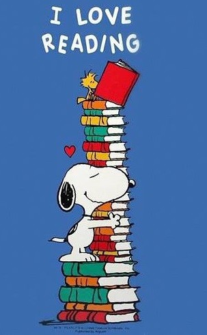 Snoopy en train de faire un calin à une pile de livre haute, sur laquelle son ami le piaf lit, au dessus est inscrit "i love reading"