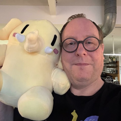 Ich selbst, und links neben meinem Kopf ein Plüschtier des Mastodon-Makottchens