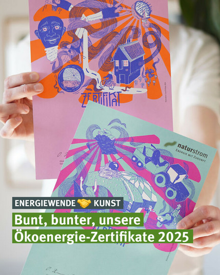 Zwei bunte Ökoenergie-Zertifikate der naturstrom AG werden in den Händen einer Person präsentiert. Das obere Zertifikat ist in Lila- und Orangetönen gestaltet und zeigt künstlerische Motive wie ein Haus mit Solaranlage, einen Fahrradfahrer, lachende Gesichter und fließende Linien. Das untere Zertifikat ist in Türkis und Pink gehalten und zeigt Elemente wie Traktoren, eine Windturbine, Naturmotive und Menschen bei der Arbeit. Über dem Bild steht ein Text: „ENERGIEWENDE trifft KUNST – Bunt, bunter, unsere Ökoenergie-Zertifikate 2025“.