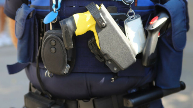 un individu sort un taser et une bombe lacrymogène pendant son interpellation