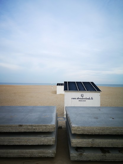 Weiße Strandhäuschen am weitläufigen Strand von Ostende.