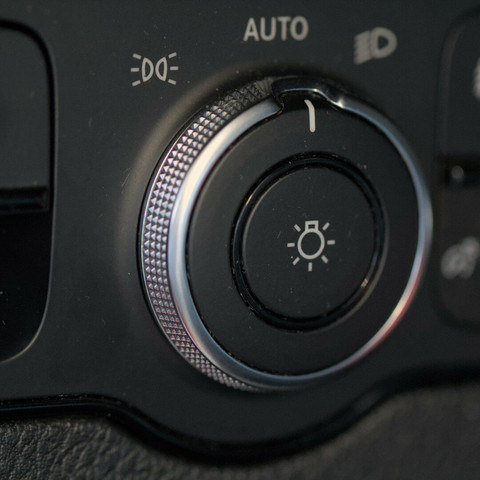 Lichtschalter eines Rettungswagens im Armaturenbrett