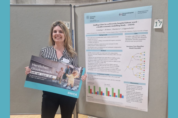 Laura Krattiger mit ihrem Poster und der Preisurkunde