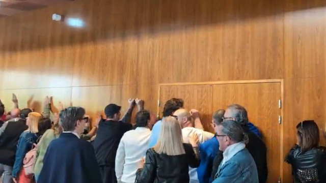 des militants s’introduisent à l’Hôtel de ville en plein conseil municipal