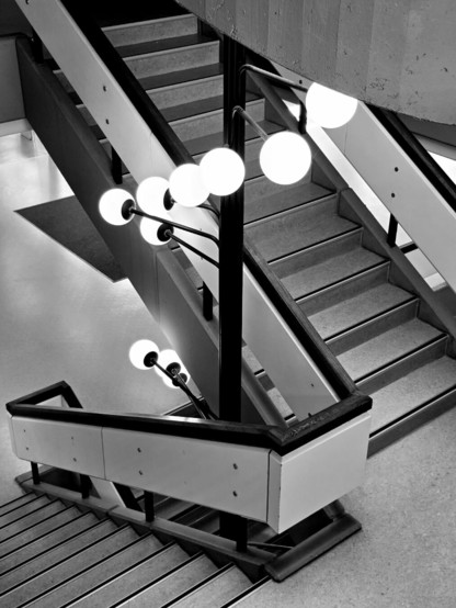 Eine schöne Lampen-Beleuchtung im Treppenhaus: Bibliothek Gelsenkirchen.