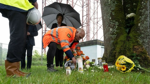 Nach dem tödlichen Gondelabsturz auf einer Brückenbaustelle bei Horb legten unter anderem Vertreter aus der Politik und Anwohner Blumen an der Unfallstelle nieder. (Foto: dpa Bildfunk, picture alliance/dpa | Marijan Murat)