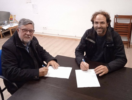 Foto del moment de la signatura de l'acord, amb Miquel Rosselló a l'esquerra, com a representant de l'associació Fiare Illes Balears, i Alexandre Duran com a president d'Ecotxe.