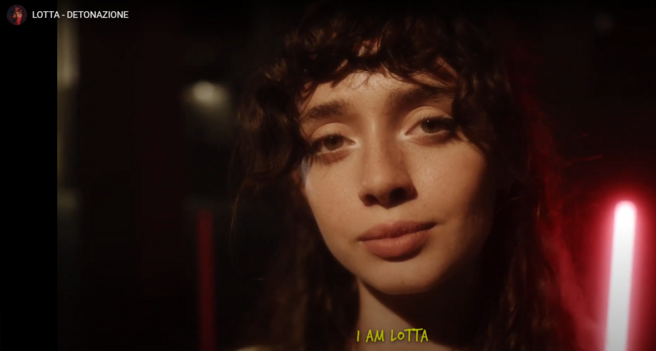 #Lotta Portrait der Künstlerin

PERCHÈ AGIRE
IL MOTIVO
Gli scienziati di tutto il mondo non sanno più come avvisarci, le loro parole sono chiare e inequivocabili eppure il loro canto sembra rivolto a un mondo di sordi. Mi ricorda il “Non canimus surdis” dalle Bucoliche di Virgilio. Che emozione ricordare quei versi che mi hanno ispirato la mia prima composizione musicale.

Sappiamo bene che la salute degli esseri umani è strettamente connessa a quella degli animali e dell’ambiente naturale. Il divulgatore David Attenborough e lo scienziato Johan Rockstrom lo sottolineano chiaramente nel documentario ‘Superare i limiti: la scienza del nostro pianeta’ diretto da John Clay che affronta temi urgenti come la crisi climatica e il collasso della biodiversità sulla Terra. ...
https://lottaforchange.it/detonazione/
