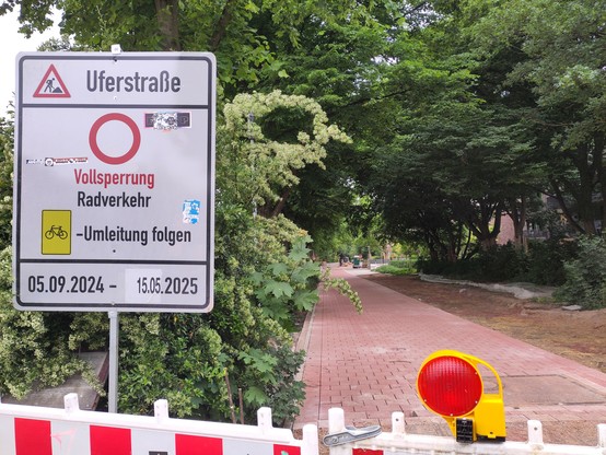 Schild kündigt auch noch am 21.5. eine Vollsperrung bis zum 15.5. an. seit 5.9.2024, für ein kurzes Stück Geh- und Radweg.