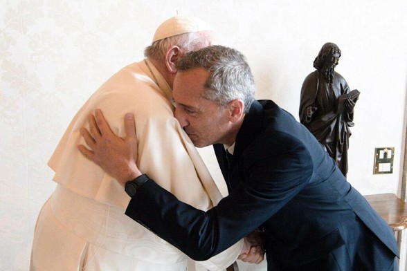 Gad Elmaleh raconte sa drôle de rencontre avec le pape François