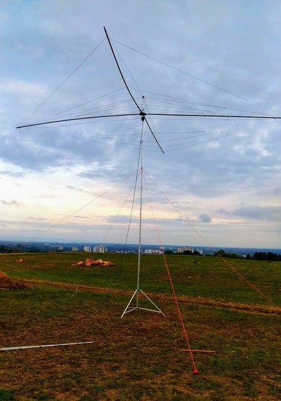 Große Amateurfunk-Antenne auf Stativ, das mit Seilen abgespannt ist