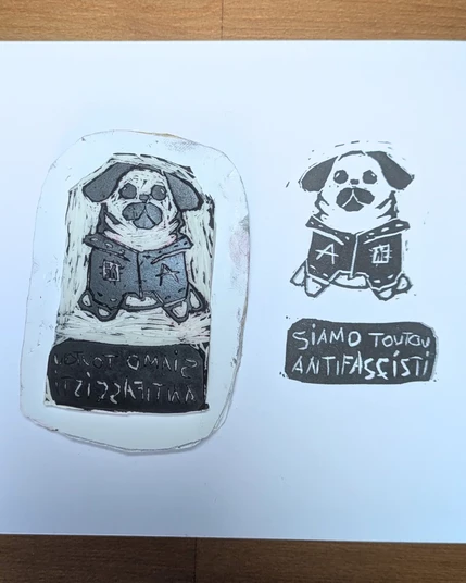 Linogravure d'un petit pug sur lequel il est écrit "siamo toutou antifascisti"