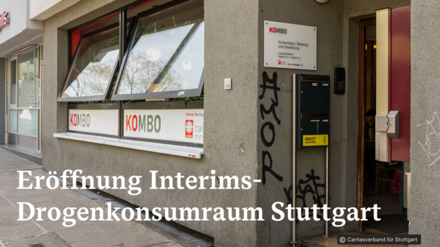 Außenansicht des Interims-Drogenkonsumraums in Stuttgart mit Fenster, Eingangstür und Schildern mit der Aufschrift KOMBO und Caritasverband.