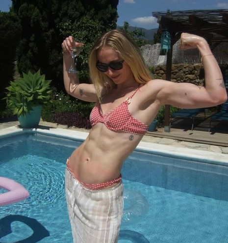 How to get abs like Sophie Turner and Gracie Abrams, according to a Pilates instructor