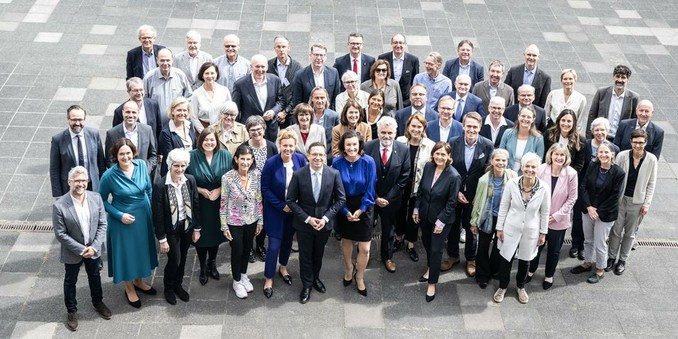 Gruppenfoto der Exzellenzkommission.