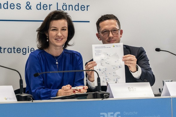 Bundesforschungsministerin Dorothee Bär und der niedersächsische Minister für Wissenschaft und Kultur Falko Mohrs, der zugleich GWK-Vorsitzender ist.