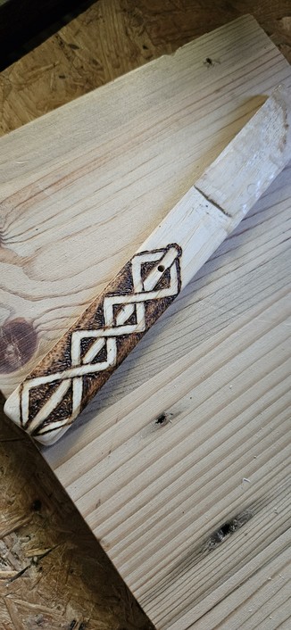 Another pattern has a central ''stick". Angular strips are kinda joined at each end but overlap each other in the middle