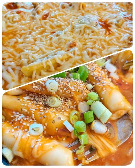 Bildcollage aus 2 Fotos. Oben ist eine geschmolzene Käsedecke auf einer rötlichen Sauce zu sehen. Unten sieht eins mehrere weiße, gekochte zylindische Objekte, bedeckt mit einer rötlichen Sauce, geschmolzenem Käse, Sesamsaat, Frühlingszwiebeln. Eins sieht zudem die von Käsefäden umwickelten Zinken einer Gabel.