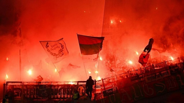FC Augsburg zahlt 92.000 Euro Strafe wegen Pyrotechnik im DFB-Pokalspiel