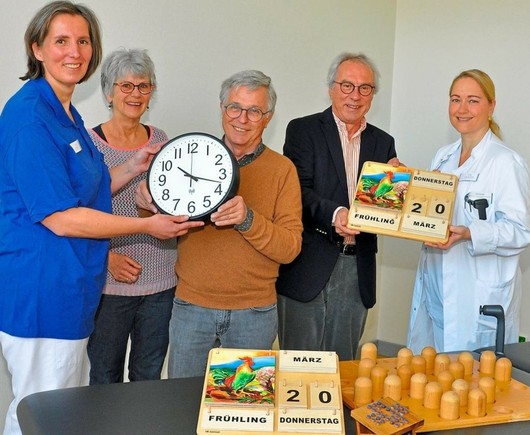 Große Uhren und Datum mit Jahreszeit
