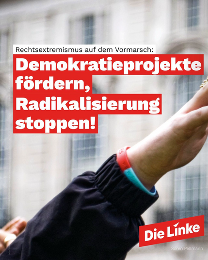 Mann streckt den linken Arm nach oben: Demokratieprojekte fördern, Radikalisierung stoppen!