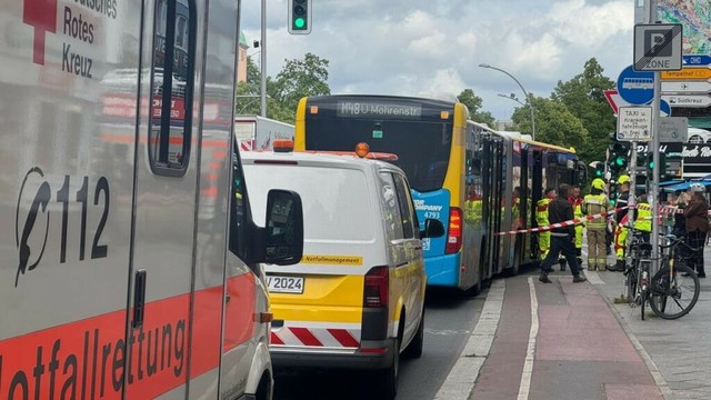 Unfall in Berlin: Auto rammt Linien-Bus – 10 Kinder verletzt | Regional
