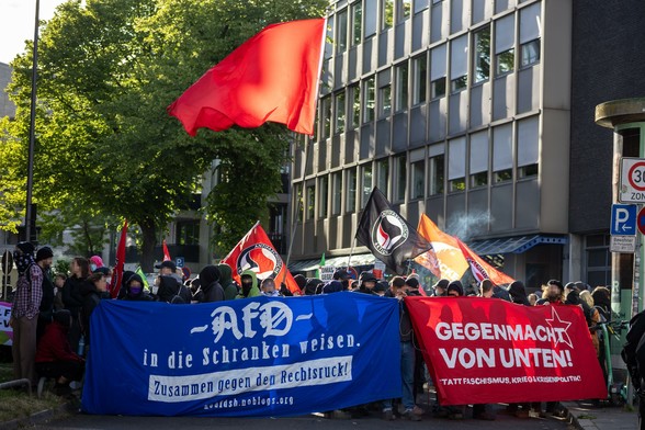 Kundgebung im Walkderdamm. Zwei Tranpis sind zu sehen. Auf dem einen steht AfD in die Schranken weisen. Zusammen gegen den Rechtsruck. Auf dem anderen steht Gegenmacht von unten. Im Hintergrund ist eine rote Fahne und mehrere Antifa Fahnen zu sehen.
