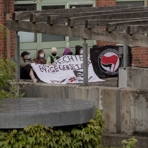 Sitzblockade im Hinterhof direkt vor der Eingang zur AfD
