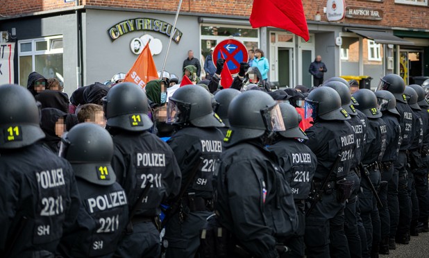 Eine Polizeikette steht vor der Kundgebung am Walkerdamm