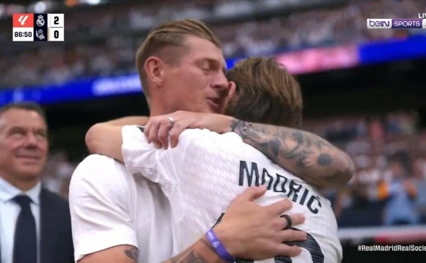 Kroos and modric hugging each other