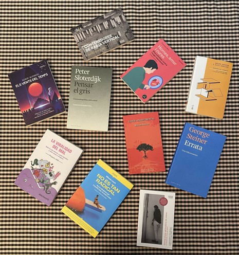Els llibres comprats avui a la fira Literal:

—"Els vents del temps", Robert Silverberg (ed. Chronos).
—"La viralidad del mal (Quién ha roto Internet, a quién beneficia y cómo vamos a arreglarlo)", Proyucto UNA (ed. Descontrol).
—"No és tan radical (Acció climàtica per transformar el nostre món)", Mikaela Loach (ed. Jande).
—"Somnis d'una cel·la plena de cireres (La finestra del Camp de Khiam), Cosette Ibrahim i Soha Béchara (ed. tanyada).
— "Homes, amor i cures (Masculinitats contra l'auge reaccionari)", Francesc Miró (ed. Sembra).
—"Después del trabajo (Una historia del hogar y la lucha por el tiempo libre", Helen Hester y Nick Srnicek (ed. Caja Negra).
—"Espera instrumental", Myriam Soteras (ed. Universidad de Murcia).
—"Contenedores de rabia vertical", Danilo Facelli Fierro (ed. Tremendes).
—"Pensar el gris (Una teoria política dels colors)", Peter Sloterdijk (ed. Arcàdia).
—"Errata (Una vida a examen)", George Steiner (ed. Arcàdia).