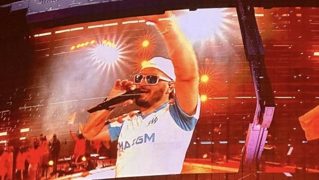 OM. Jul dévoile sur scène le maillot domicile de la saison 2025-2026