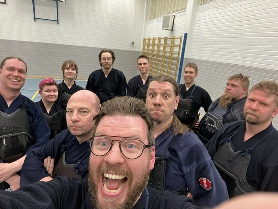Ryhmäselfie jumppasalista, jossa 11 kendokaa yhdessä rykelmässä!