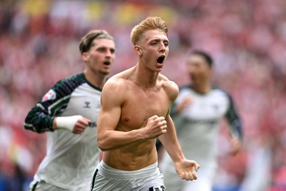 Sheffield United 1 Sunderland 2 – Departing Tommy Watson’s £200m goal secures Premier League promotion