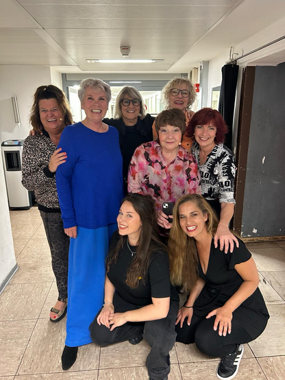 Gruppenbild der Damen Frau Jahnke, Alte Mädchen, Anka Zink, Suchtpotenzial und Dagmar Schönleber um Veranstalterin Rita Baus