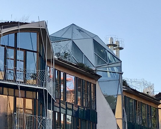 Futuristische Architektur mit Belch und Glas, gewölbte Formen und Kuppeln