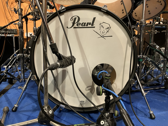 Eine Bassdrum von vorne, mit zwei Mikrofonen, eines nach innen gerichtet, eines außen auf das Resonanzfell.