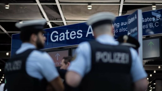 Zwei Straftäter bei Einreise am Flughafen festgenommen
